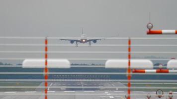 fuselaje ancho avión que se acerca y aterrizaje. dusseldorf aeropuerto lapso de tiempo video