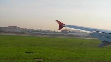 l'avion descend avant d'atterrir à l'aéroport de sheremetyevo moscou svo, fédération de russie. video