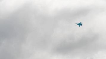 novosibirsk, ryska federationen 5 augusti 2018 - sukhoi su 34 fullback aerobatics prestanda. flyguppvisning på mochishe-flygplatsen unnm video