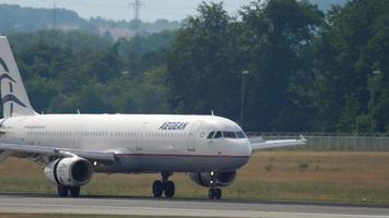 frankfurt am huvud, Tyskland juli 18, 2017 - aegean flygbuss 321 sx dvp taxning efter landning på bana 7l. fraport, frankfurt, Tyskland video