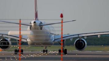 dusseldorf, Germania luglio 21, 2017 - Turco le compagnie aeree airbus a330 tc jim girare per inizio prima partenza a tramonto. dusseldorf aeroporto video