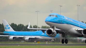 amsterdam, nederländerna 24 juli 2017 - klm cityhopper embraer 190 ph exe rotera vid bana 36l polderbaan. shiphol flygplats, amsterdam, holland video