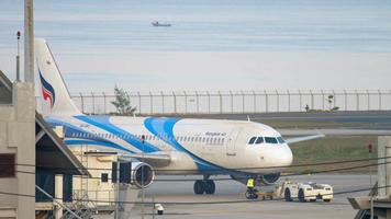 phuket, thaïlande 1er décembre 2018 - bangkok airways airbus a320 hs ppj remorquage avant le départ. video