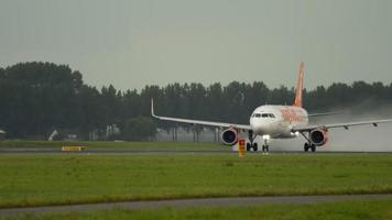 Ámsterdam, el Países Bajos julio 24, 2017 - easyjet aerobús 320 sol ezok acelerar antes de salida a polderbaan 36l, lluvioso clima, barco aeropuerto, Ámsterdam, Holanda video