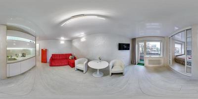 lleno hdri 360 panorama en interior de invitado vivo habitación salón con cocina en estudio Departamento con mesa y televisión con rojo sofá en equirrectangular esférico proyección, vr contenido foto