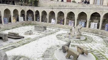 histórico tumbas en el antiguo ciudad de bakú, azerbaiyán video