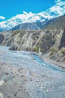 río bancos en el regazo de himalaya foto