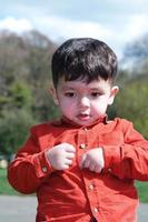 linda asiático pakistaní bebé ahmed mustafain haider es disfrutando el hermosa soleado día a Wardown público parque de lutón pueblo de Inglaterra Reino Unido. imagen estaba capturado en 03-abril-2023 foto