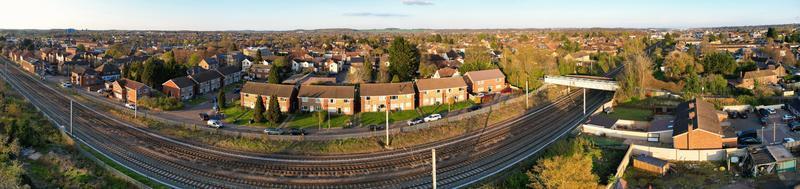 ultra amplio panorámico alto ángulo ver de lutón ciudad de Inglaterra. aéreo ver de pueblo estaba capturado en 17-abril-2023 con drones cámara desde bajo altitud. foto