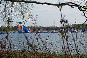 bajo ángulo ver de willen lago parque con local y turista público disfrutando el belleza de lago y parque por caminando alrededor con su familias imágenes estaba capturado en 09-abril-2023 a milton Keynes Reino Unido foto