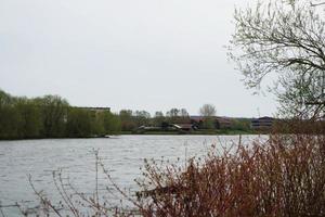 hermosa bajo ángulo ver de caldecotta lago parque y pub con restaurante. el imagen estaba capturado en 09-abril-2023 durante nublado puesta de sol con frío clima y vientos foto