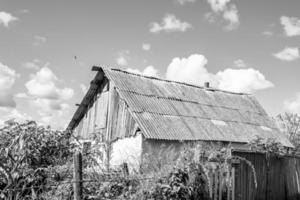 hermosa y antigua casa de campo abandonada en el campo sobre fondo natural foto