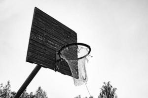 fotografía sobre el tema viejo aro de baloncesto de la canasta de red foto