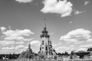 Cruz de la iglesia cristiana en alta torre campanario para la oración foto