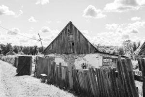 hermosa y antigua casa de campo abandonada en el campo sobre fondo natural foto