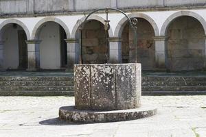 antiguo Roca agua bien en Caminha, Portugal foto