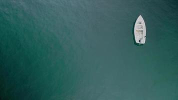 aislado ver de un barco flotante en el calma mar de malpica en la coruña, España. aéreo Disparo video