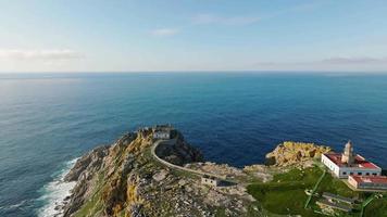 verbijsterend visie van een vuurtoren Aan top van sisarga's grande eiland in Galicië, Spanje. antenne terugtrekken video