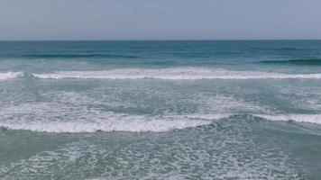 radicale oceano Visualizza con onde rotolamento su litorale durante estate nel rasoio spiaggia, Spagna. aereo tiro video