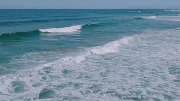 lento movimiento de Oceano olas en turquesa playa de razor en carballo, un coruña, Galicia, España. video