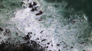 lent mouvement vagues dans le Açores par drone video