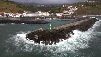 vågor på povoacao pir i sao miguel i de azorerna förbi Drönare 3 video