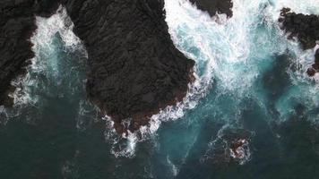 lent mouvement vagues à san roque dans pico île, le Açores video