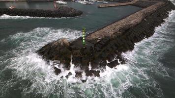 Wellen beim povoacao Seebrücke im sao Miguel im das Azoren durch Drohne 2 video