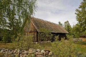 antiguo rural histórico de madera casa en un otoño día en Polonia foto