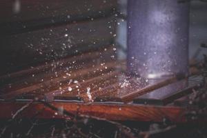 de cerca de gotas que cae en un de madera antecedentes en un urbano graduación torre foto