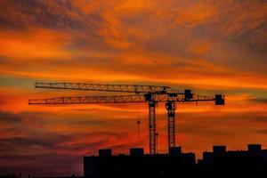 natural dramático con nubes vistoso urbano puesta de sol con construcción grua foto