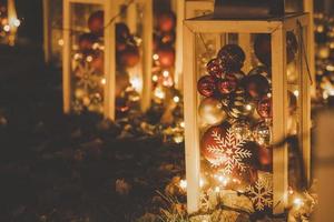 alegre Navidad fiesta con estrella y corazones oro en el árbol, juguete medias, alegre Navidad en el bokeh antecedentes contento nuevo año y familia felicidad festival antecedentes hermosa decoraciones foto