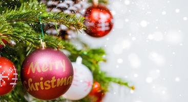 alegre Navidad fiesta en el árbol y Copiar espacio , juguete medias, alegre Navidad en el bokeh antecedentes contento nuevo año y familia felicidad festival antecedentes hermosa decoraciones.blanco antecedentes foto