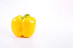 amarillo campana pimienta aislado en blanco antecedentes con Copiar espacio. ai generado foto