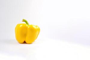 amarillo campana pimienta aislado en blanco antecedentes con Copiar espacio. ai generado foto