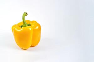 amarillo campana pimienta aislado en blanco antecedentes con Copiar espacio. ai generado foto