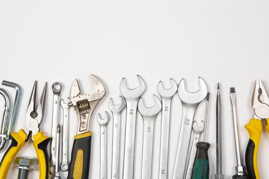 conjunto de herramientas para reparar en un caso en un blanco antecedentes. clasificado trabajo o construcción herramientas. llaves inglesas, alicates, destornillador. parte superior ver foto