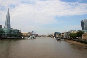 una vista del río támesis cerca del puente de la torre foto