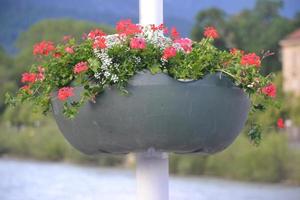 flores en maceta en calle lámpara en Austria foto