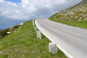 estrecho la carretera en montañas en verano foto