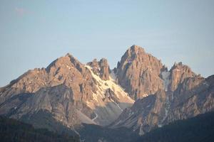 pico con nieve - Alpes montañas en Austria foto