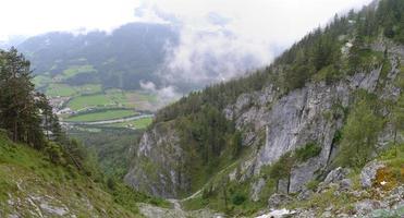 rocas y niebla - Alpes montañas en Austria foto