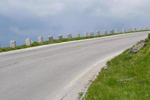 estrecho la carretera en montañas en verano foto