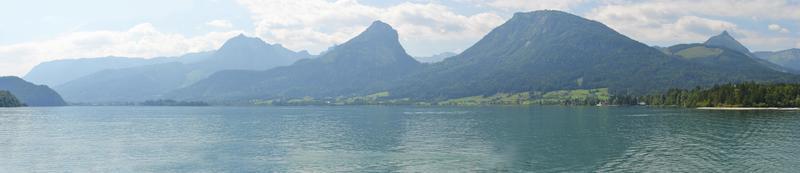 Wolfgangsee lago y Alpes montañas en Austria - panorama foto