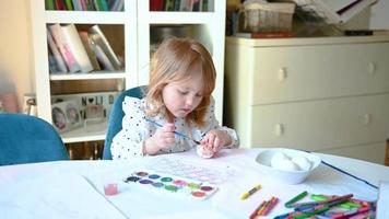 klein Mädchen Gemälde Ostern Eier mit Wasser Farben 4k 2 video