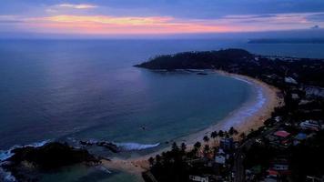 timelaps crépuscule au dessus tropical plage baie dans sri lanka par drone video
