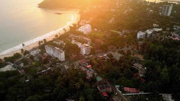 solnedgång i mirissa, sri lanka förbi Drönare. tropisk bukt med Sol lampor video