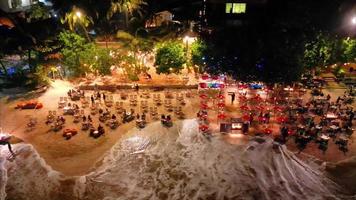 playa línea con restaurantes y ligero en sri lanka por zumbido a noche video
