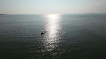 solitario barco por poco rock en Weligama bahía. sri lanca, Ceilán isla. fpv zumbido video