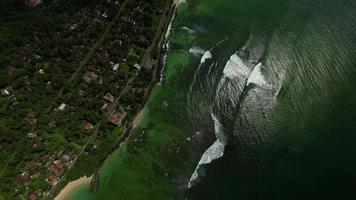 kostenlos fliegend fpv Drohne im Küste von indisch Ozean von hoch im midigama, sri Lanka video